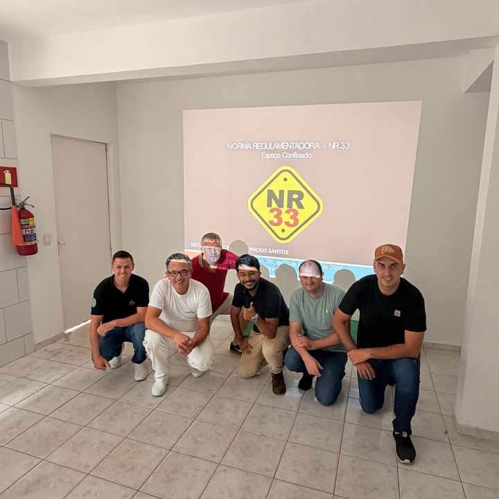 Turma ajoelhada após treinamento NR-33 Espaço Confinado
