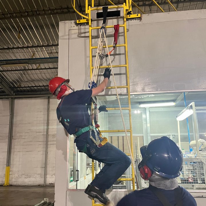 Resgate em escada vertical com sistema de ancoragem