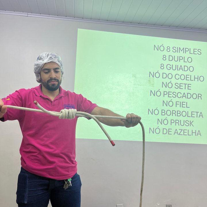 Instrutor demonstrando nós técnicos de resgate